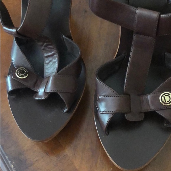 Sandel - Picture 2 of 9